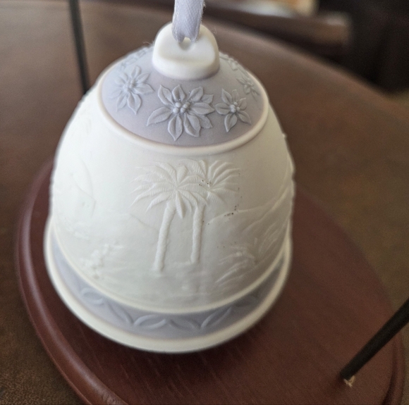 Lladro 1993 Annual Collectible Bell - Picture 3 of 8